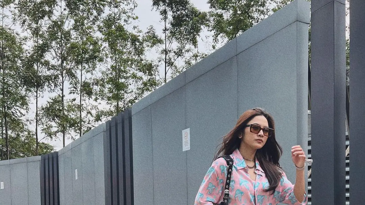 8 Mix and Match Baju Longgar Tapi Stylish dari Mahalini Raharja, Yuki Kato, dan Ayu Ting-Ting