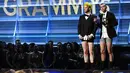 Duo asal Ohio, Twenty One Pilots menerima penghargaan Best Pop Duo/Group Performance, di panggung Grammy Awards 2017 di Staples Center, Los Angeles, Minggu (12/2). Nominasi itu dimenangkan lewat single 'Stressed Out'. (Kevork Djansezian/Getty Images/AFP)