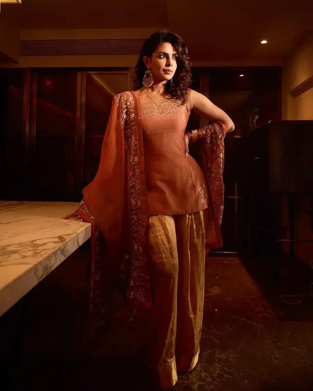 6 Potret Penampilan Priyanka Chopra di Rangkaian Pernikahan Sang Adik, Memukau