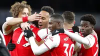 Para pemain Arsenal merayakan gol yang dicetak oleh Pierre-Emerick Aubameyang ke gawang Newcastle United pada laga Premier League di Stadion Emirates, Minggu (16/2/2020). Arsenal menang 4-0 atas Newcastle United. (AP/Frank Augstein)