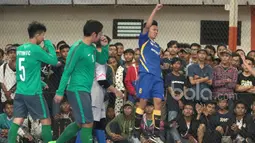 Pemain Antam FC merayakan gol saat melawan Timnas Futsal Indonesia pada laga uji coba di Tifosi Sport Center, Jakarta Timur, (13/1/2017). Timnas Futsal menang 5-2. (Bola.com/Nicklas Hanoatubun)