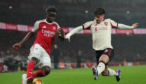 Pemain Liverpool, Milos Kerkez, menghalau pergerakan pemain Arsenal, Bukayo Saka, dalam pertandingan Liga Inggris di Emirates, Jumat (9/1/2026). (AP Photo/Ian Walton)