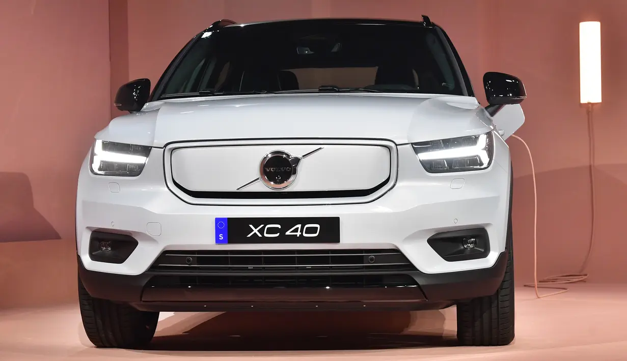 Produsen otomotif kelahiran Swedia, Volvo resmi meluncurkan mobil listrik perdananya, XC40 Recharge dalam acara di Los Angeles, California pada 16 Oktober 2019. Mobil listrik ini memiliki jarak tempuh 400 kilometer dalam satu kali pengisian daya. (Frederic J. BROWN / AFP)