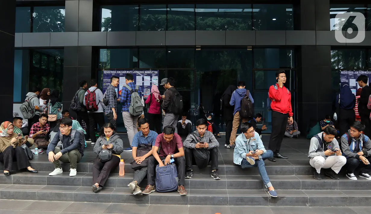 Sejumlah pencari kerja memadati arena Job Fair di kawasan Jakarta, Rabu (27/11/2019). Job Fair tersebut digelar dengan menawarkan lowongan berbagai sektor untuk mengurangi angka pengangguran. (Liputan6.com/Johan Tallo)