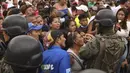 Sementara itu, di kota Guayaquil, bentrokan antara geng-geng yang saling bersaing di dalam penjara Litoral - penjara terbesar di negara itu - pada akhir pekan lalu menewaskan sedikitnya enam orang dan melukai 11 lainnya. (AP Photo/Cesar Munoz)