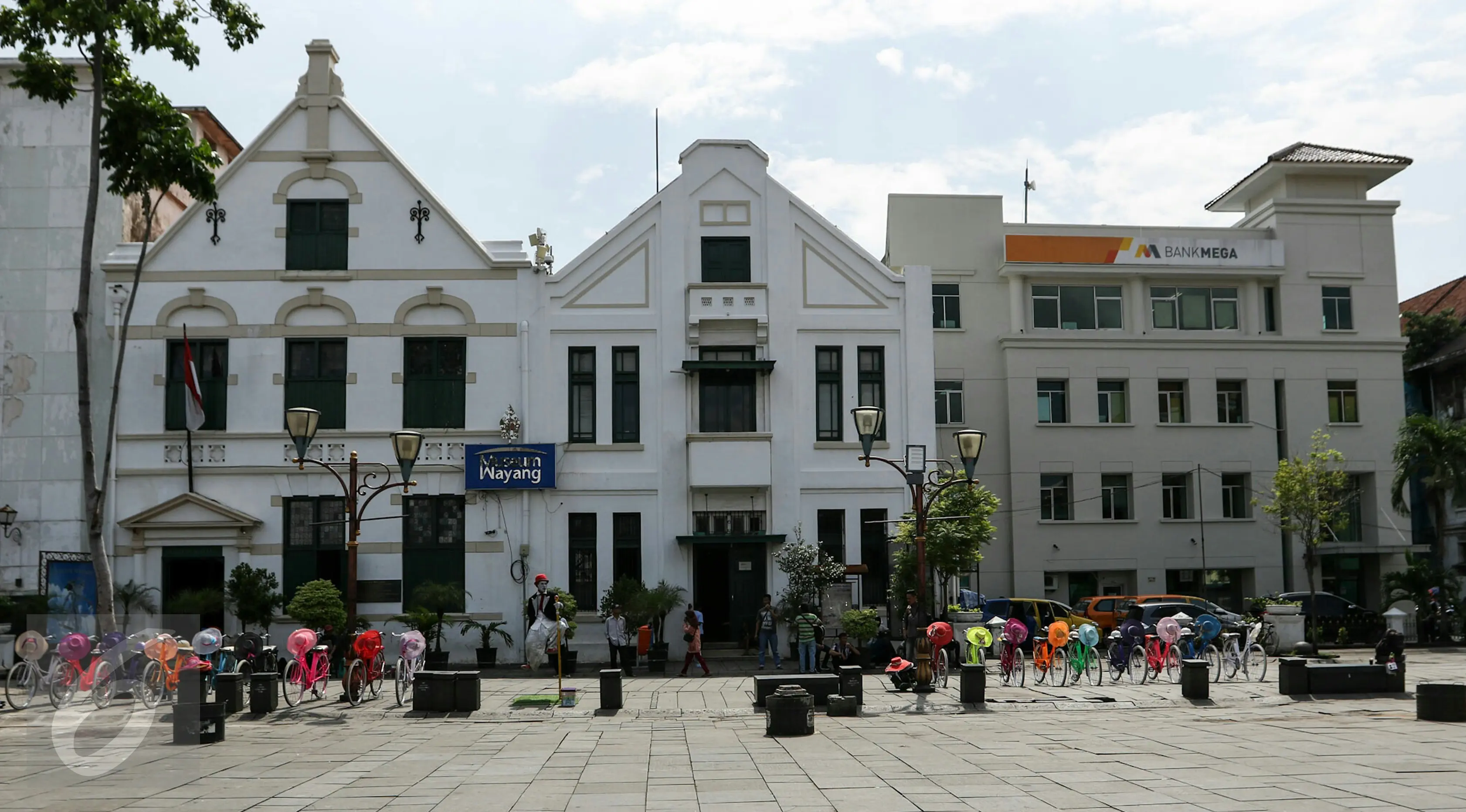 Sepeda onthel terparkir di depan Museum Wayang yang terletak di kawasan Kota Tua, Jakarta, Jumat (4/3). Pemprov DKI akan segera melakukan revitalisasi kawasan Kota Tua dan membutuhkan dana anggaran sebesar Rp 200 miliar. (Liputan6.com/Yoppy Renato)
