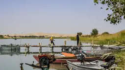 Sejumlah wisatawan menikmati pemandangan Danau Lop di wilayah Yuli, Daerah Otonom Uighur Xinjiang, China barat laut, 16 September 2020. (Xinhua/Zhao Ge)