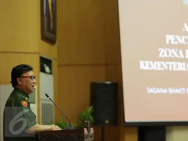 Menteri Dalam Negeri Tjahjo Kumulo memberikan pidato saat Pencanangan dan Penandatanganan Piagam Zona Integritas di Kantor Kemendagri, Jakarta, Senin (14/9/2015). Kemendagri menjadi Proyek percontohan Zona Integritas. (Liputan6.com/Faizal Fanani)