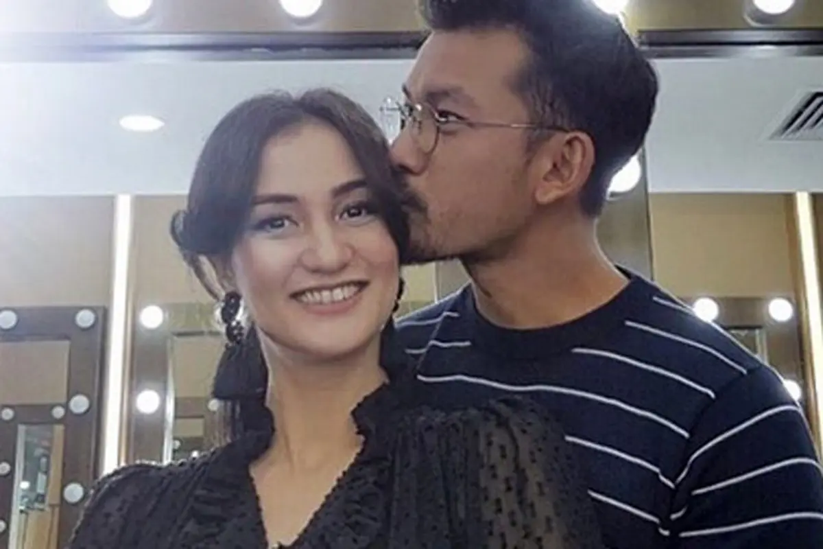 [Bintang] Atiqah Hasiholan dan Rio Dewanto