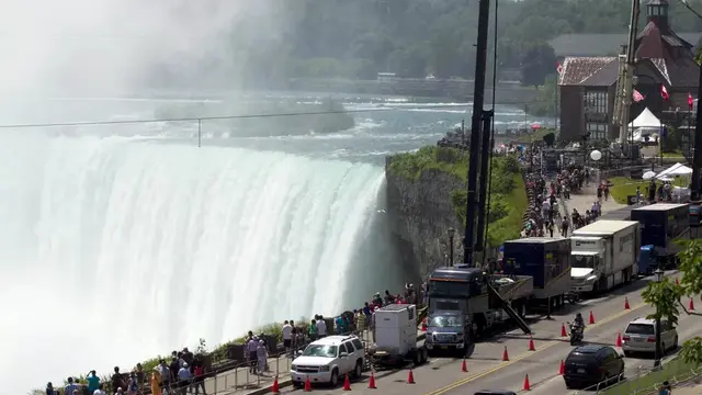 15 Juni 2012: Penonton dan media berkumpul untuk melihat tali sepanjang 550 meter yang digunakan Nik Wallenda tergantung di atas Air Terjun Niagara, Ontario, Kanada. (AP2012)