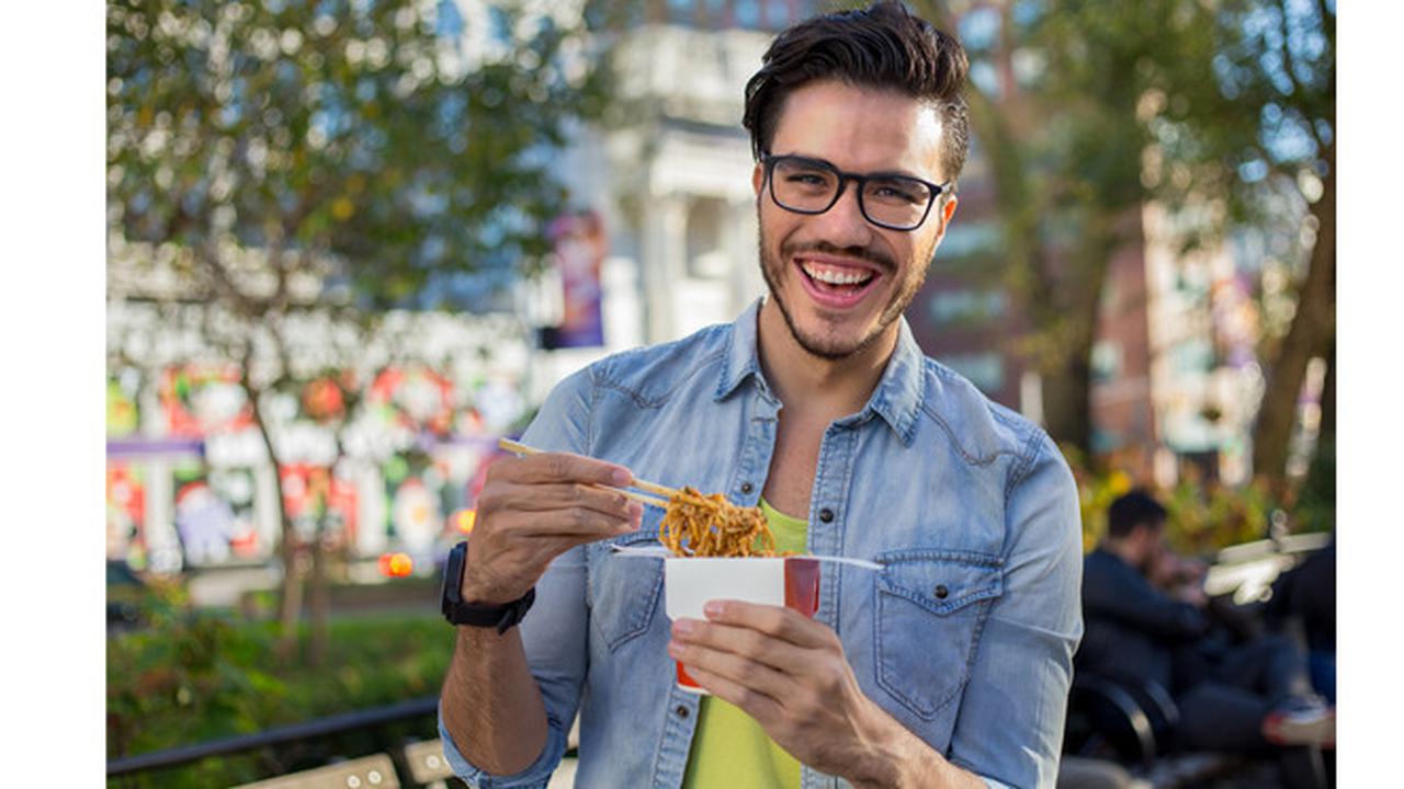 Ilustrasi makan mie goreng