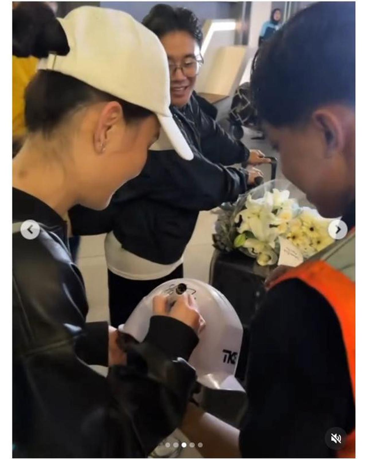 6 Potret Agnez Mo Pulang Indonesia Disambut Fans di Bandara, Penuh Kejutan