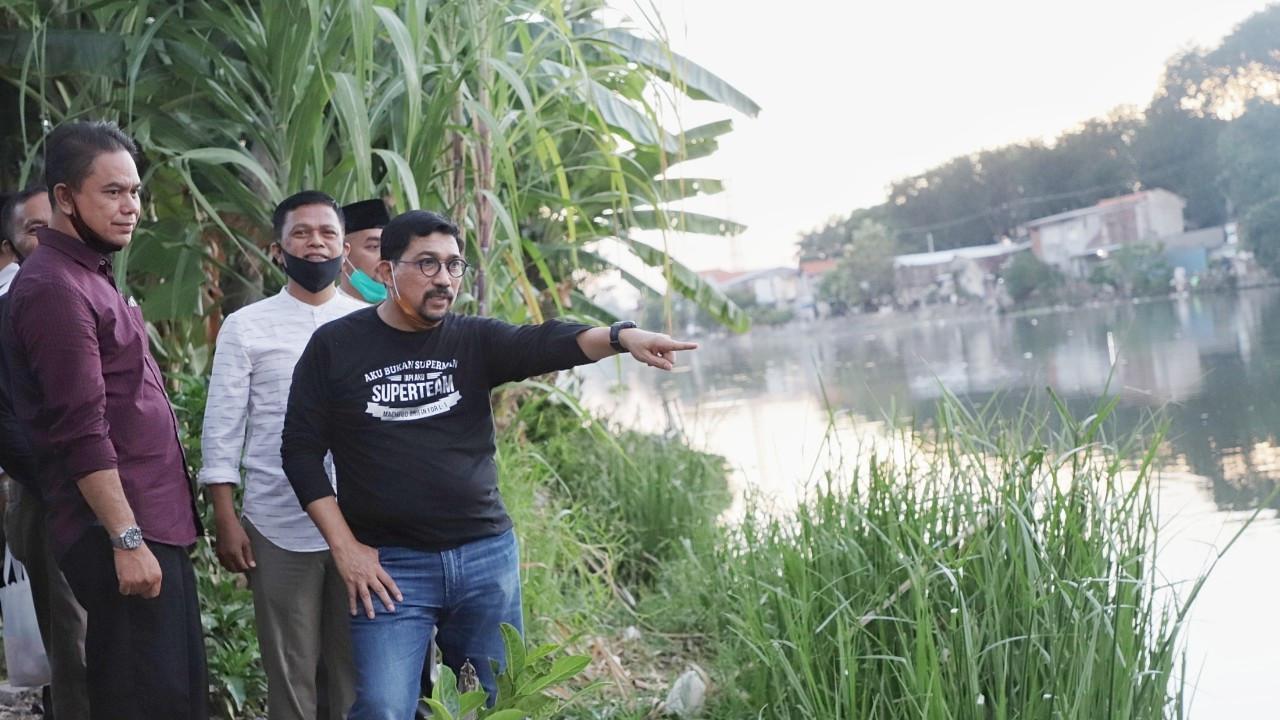 Machfud saat meninjau Sungai di Wonokromo, Senin 10 Agustus  2020. (Istimewa)