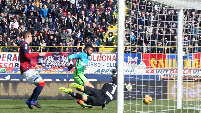 Striker Inter Milan Gabriel Barbosa (Gabigol) saat mencetak gol ke gawang Bologna (Giorgio Benvenuti/ANSA via AP)