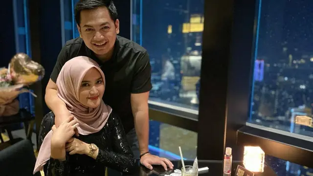 Jarang Tersorot, Ini 6 Potret Manis Tommy Kurniawan dan Sang Istri