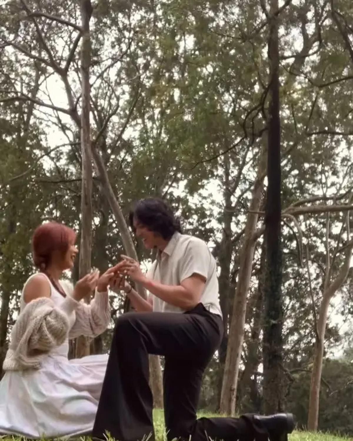 7 Potret Nadin Amizah Dilamar Faishal Tanjung di Taman, Romantis Pamer Cincin