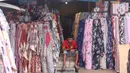 Pekerja menunggu pembeli di salah satu toko di Pasar Cipadu, Tangerang, Selasa (2/3/2021). Pandemi Covid-19 membuat industri tekstil dan pakaian jadi mengalami pertumbuhan negatif 8, 8 persen sepanjang 2020 dengan kinerja ekspor yang berkontraksi 17 persen. (Liputan6.com/Angga Yuniar)