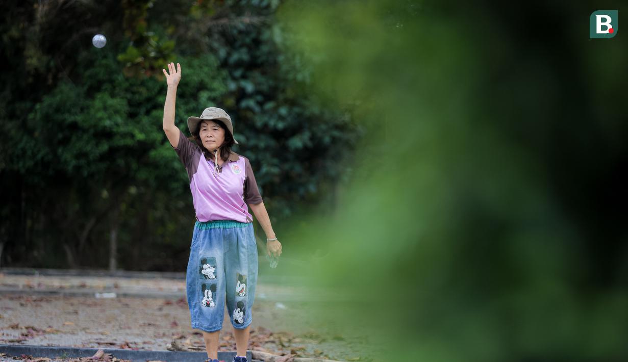 Bukan hanya anak muda saja yang bermain, terlihat orang yang sudah tua pun masih semangat bermain olahraga Petanque di Lapangan Latih Dua Kompleks 700th Anniversary of Chiang Mai Stadium, Kamis (11/12/2025).