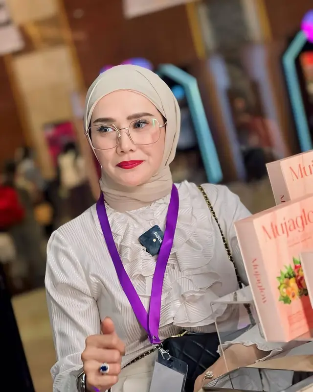 5 Potret Mulan Jameela pakai cincin blue sapphire, pesona mewah di setiap momen