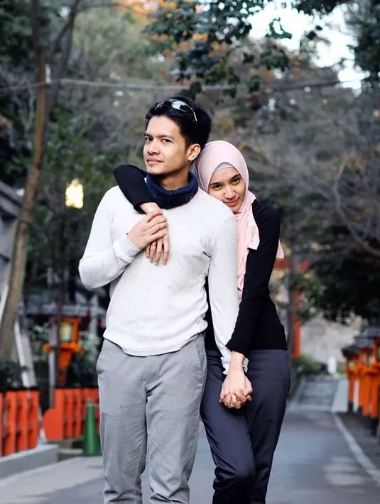 Kemesraan pasangan ini tidak hanya di Tanah Air. Begitu juga saat sedang di Jepang. "Ini cocok nya jadi foto majalah apaya, trubus kaliya 🤣, nurut ajadeh 📷kemauan istri 😍," tulis Dimas Seto sebagai keterangan foto. (Instagram/dimasseto_1)