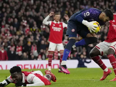 Kiper Brentford, David Raya, menangkap bola saat melawan Arsenal pada laga Liga Inggris di Stadion Emirates, London (11/2/2023). Arsenal gagal memetik tiga poin saat berlaga di kandang sendiri. (AP Photo/Frank Augstein)