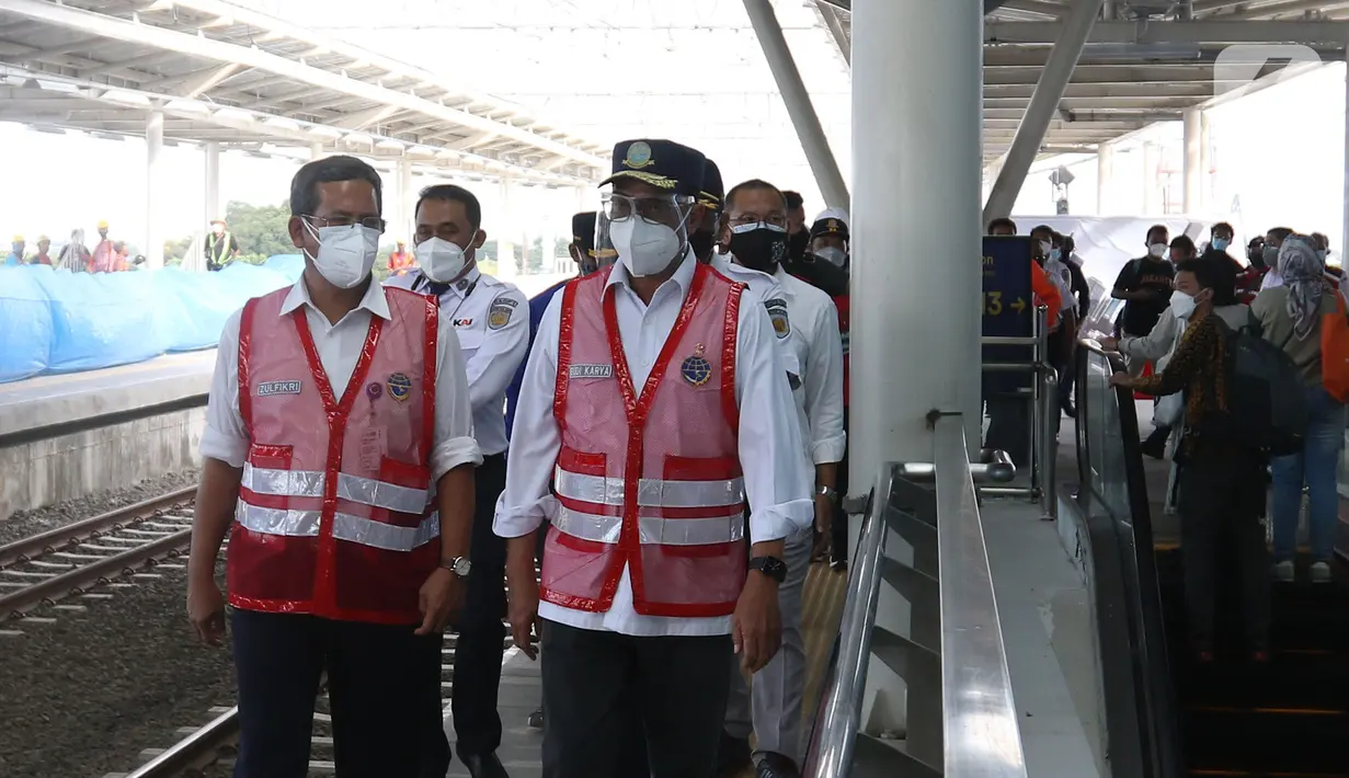 Menteri Perhubungan Budi Karya Sumadi meninjau peron dan jalur baru Stasiun Manggarai di Jakarta, Minggu (26/9/2021). Jalur layang (elevated track) KRL Bogor Line di Stasiun Manggarai yang terdiri dari empat peron bagi penumpang kereta relasi tujuan Jakarta-Bogor. (Liputan6.com/Herman Zakharia)