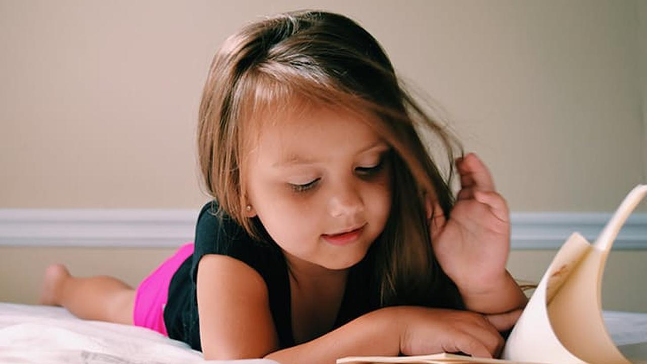 7 Cara Cerdas Besarkan Anak yang Gemar Membaca Buku