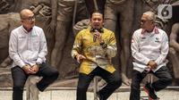 Ketua Umum IMI Bambang Soesatyo (tengah) menyampaikan paparan bersama Direktur Utama ITDC Ari Respati (kiri) dan Direktur Utama MGPA Priandhi Satria (kanan) saat peluncuran tiket presale WSBK 2022 di Gedung Sarinah, Jakarta, Rabu (31/8/2022). PT Pengembangan Pariwisata Indonesia (Persero)/Indonesia Tourism Development Corporation (ITDC), BUMN pengembang dan pengelola kawasan pariwisata di Indonesia, bersama Mandalika Grand Prix Association (MGPA) selaku bagian dari ITDC Group, merilis penjualan tiket harian menonton event MOTUL FILM World Superbike (WSBK) Indonesian Round yang akan berlangsung di Pertamina Mandalika International Circuit, Lombok, Nusa Tenggara Barat, pada 11-13 November 2022 mendatang. (Liputan6.com/Faizal Fanani)