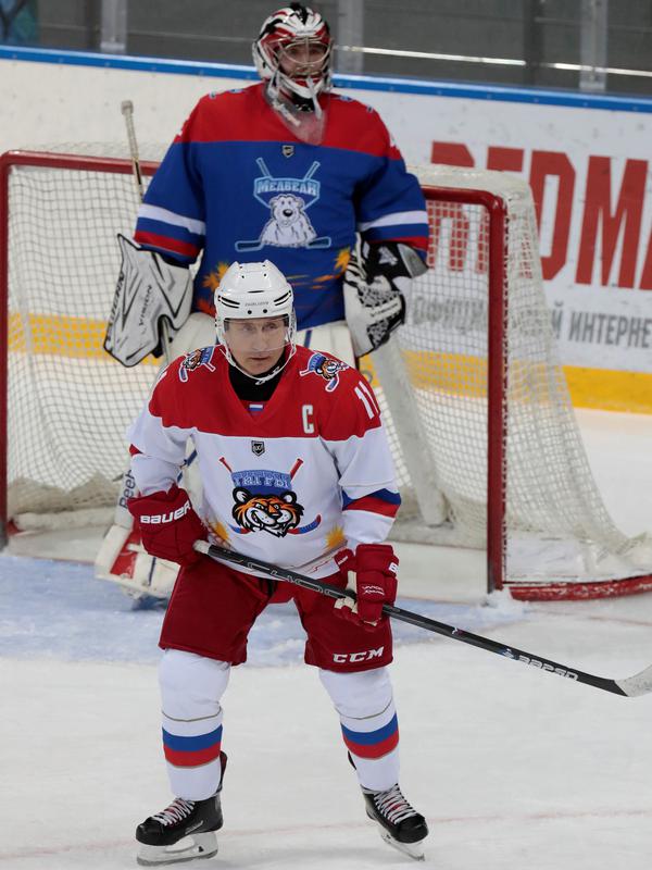 Presiden Rusia Vladimir Putin ketika bermain hoki es di Shayba Arena, Resor Laut Hitam Sochi, Rusia, (15/2). (Sergei Chirikov / Pool / AFP)