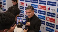 Pelatih Timnas Indonesia, John Herdman berbicara kepada awak media selepas acara pengundian babak grup ASEAN Championship 2026 di Studio RCTI Plus, Jakarta, Kamis (15/1/2026). (Bola.com/Nur Iman Ali)