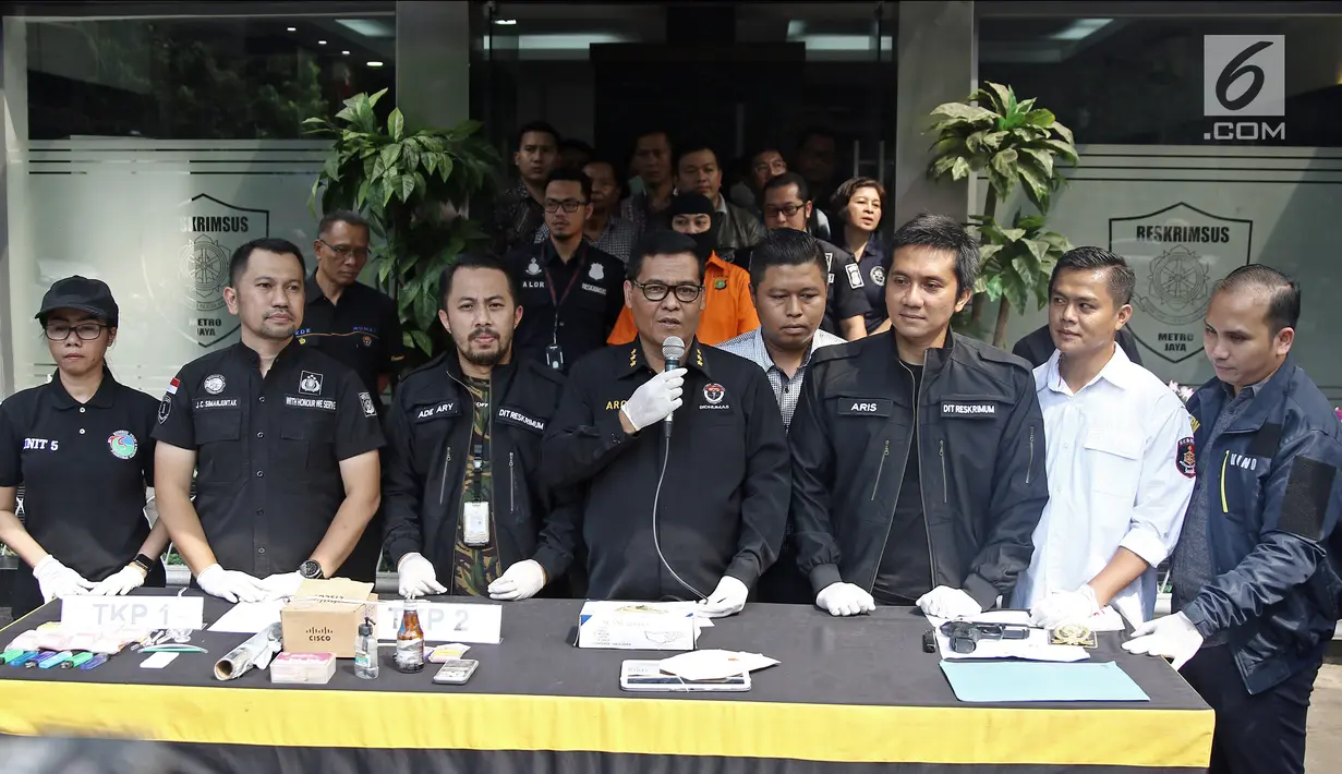 Kabid Humas Polda Metro Jaya Kombes Pol. Argo Yuwono (tengah) saat rilis kasus ujaran kebencian dengan pelaku Arseto Suryoadji Pariadji di Polda Metro Jaya, Jakarta, Jumat (30/3). (Liputan6.com/Herman Zakharia)
