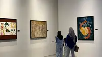 Sejumlah pengunjung menikmati pameran seni ASEAN-India Artists' Camp Exhibition 2024 yang dibuka untuk umum di Taman Ismail Marzuki (TIM), Jakarta, 1-14 Juli 2024. (Liputan6/Benedikta Miranti)