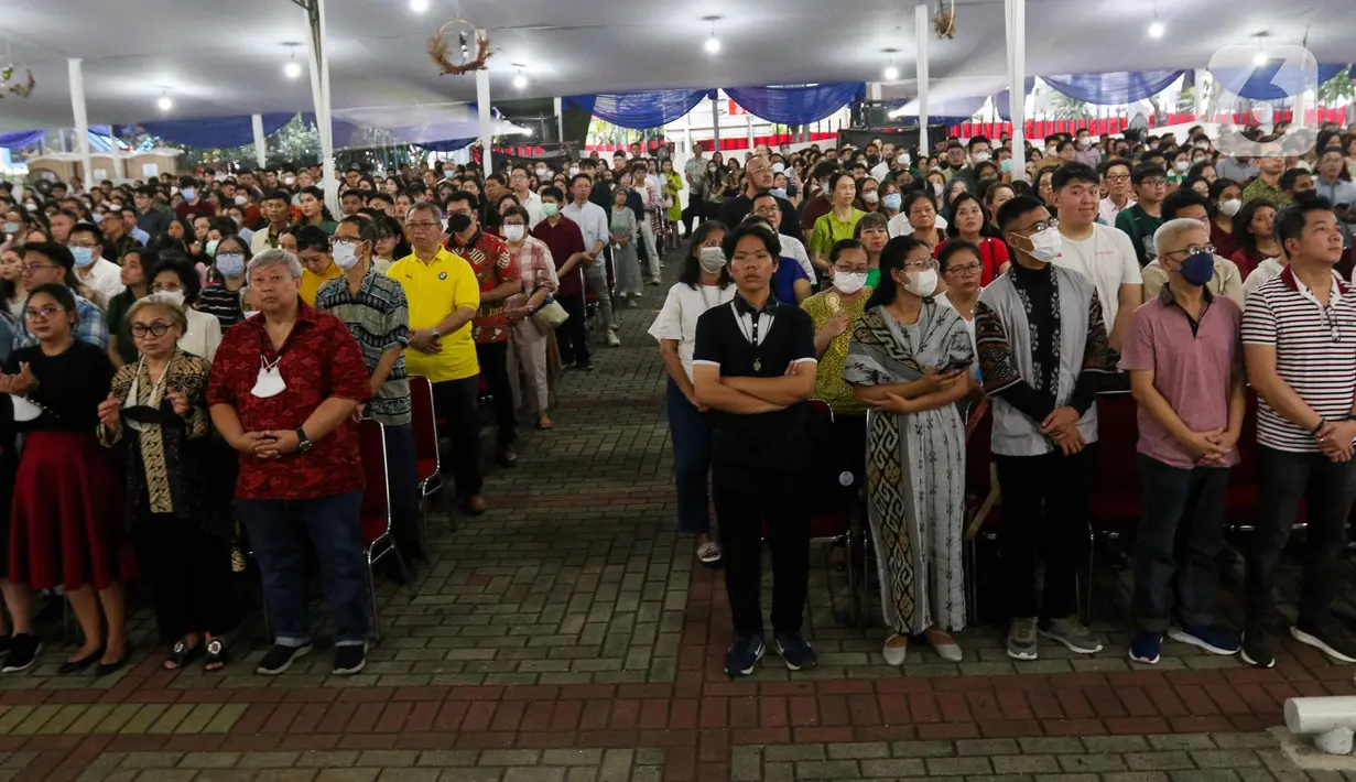 Meski demikian, Gereja Katedral juga menyediakan kursi cadangan sebanyak 3.500 kursi. (Liputan6.com/Herman Zakharia)