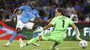 Pemain Napoli, Victor Osimhen, mencetak gol ke gawang Udinese pada laga liga Italia di Stadion Diego Armando Maradona, Kamis (28/9/2023). Napoli menang dengan skor 4-1. (Alessandro Garofalo/LaPresse via AP)