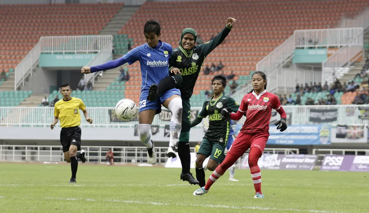 <p>Bek Persib Bandung Putri, Vivi Oktavia, berebut bola dengan striker Tira Persikabo Putri, Insyafadya Salsabilla, pada laga Liga 1 Putri di Stadion Pakansari, Bogor, Sabtu (28/12). Persib Putri juara Liga 1 Putri 2019.(Bola.com/Yoppy Renato)</p>