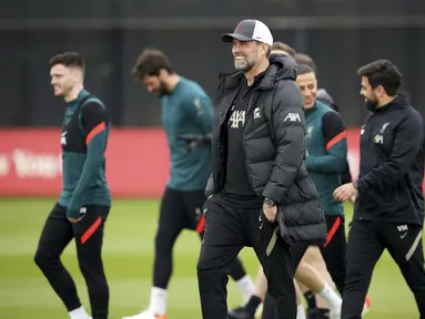 Pelatih Liverpool, Jurgen Klopp memimpin sesi latihan tim di AXA Training Centre, Liverpool, Inggris, Selasa (26/4/2022). Liverpool akan bertanding melawan wakil Spanyol, Villarreal pada leg pertama semifinal Liga Champions di Stadion Anfield, Kamis (28/4/2022) dini hari WIB. (Peter Byrne/PA via AP)