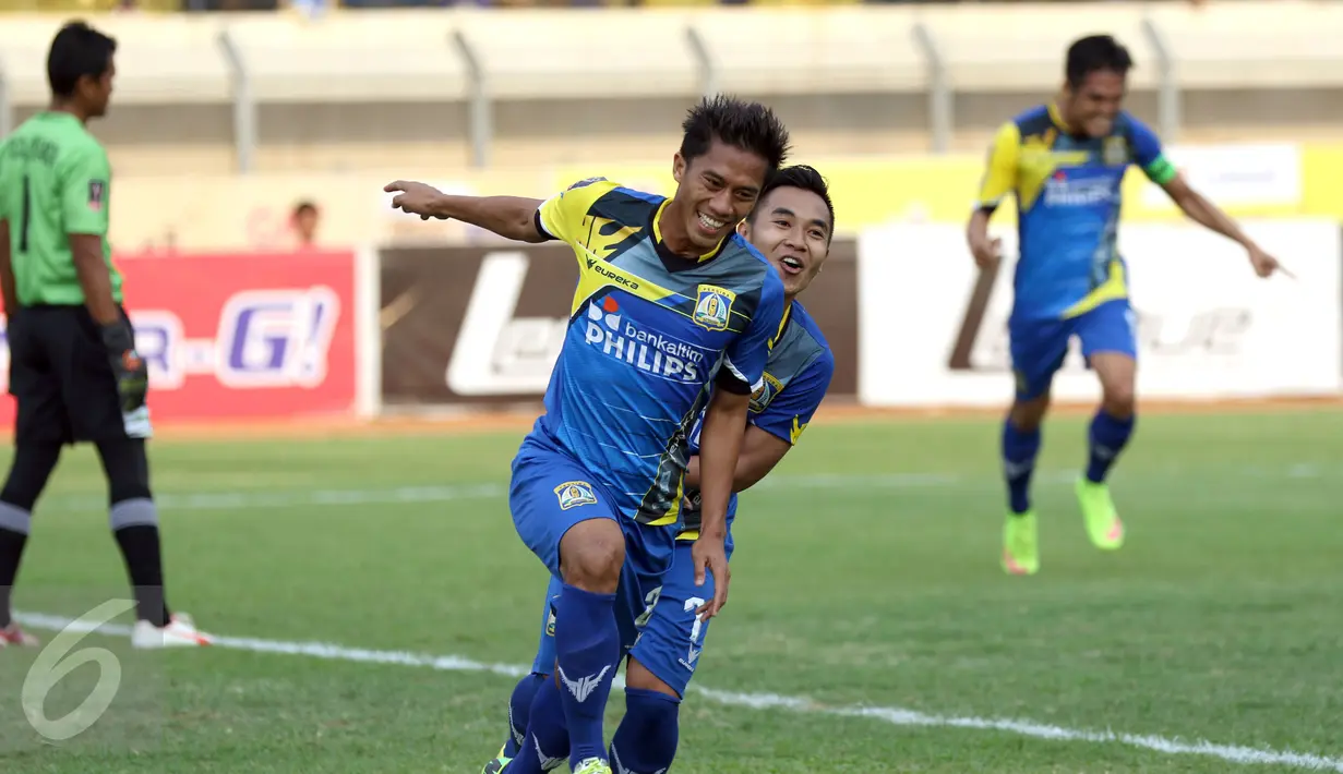 Pesepakbola Persiba, Sholehudin (kedua kiri) berlari usai menjebol gawang Martaputa FC di lanjutan Piala Presiden 2015 di Stadion Si Jalak Harupat, Bandung, Minggu (9/6/2015). Persiba unggul 3-2 atas Martapura FC. (Liputan6.com/Helmi Fithriansyah)