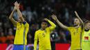 Para pemain Swedia memberikan salam kepada fans usai melawan Belanda pada kualifikasi Piala Dunia 2018 grup A di Amsterdam Arena, Amsterdam (10/10/2017). Meski kalah Swedia tetap mengikuti playoff sebagai peringkat kedua klasemen. (AP/Peter Dejong)