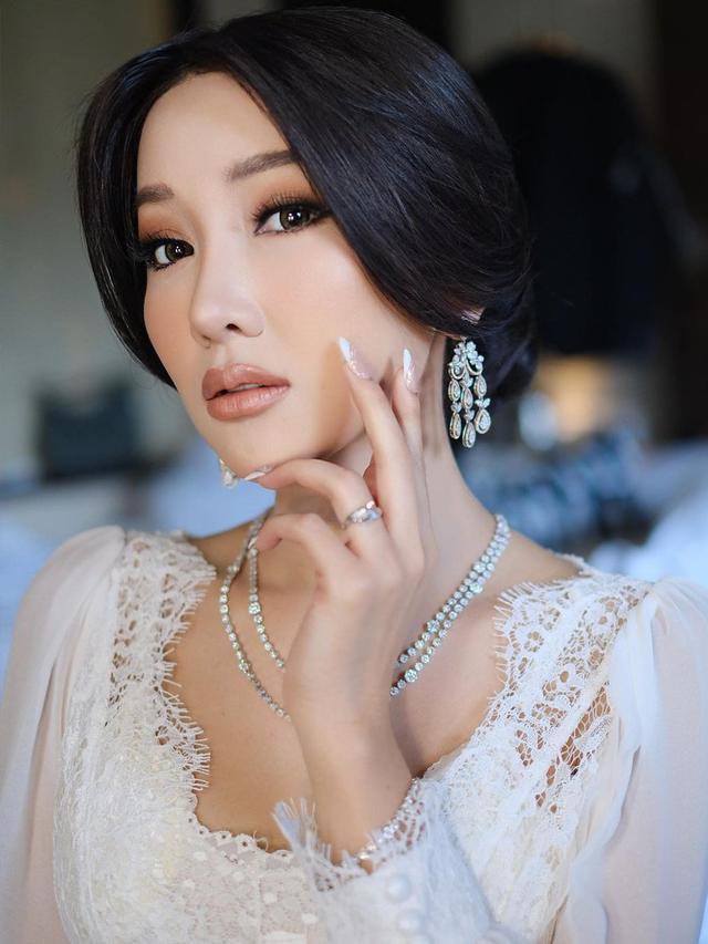 Detail Makeup Lucinta Luna Saat Tunangan