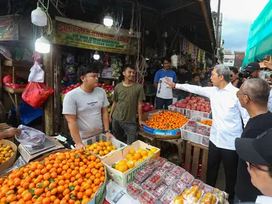 Wali Kota Bogor, Dedie A. Rachim (kemeja putih) berdialog saat meninjau penertiban Pedagang Kaki Lima (PKL) di Eks Pasar Bogor, Jawa Barat, Rabu (25/3/2026). (merdeka.com/Arie Basuki)