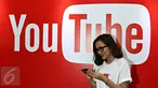 Seorang wanita melintas di depan backdrop YouTube dalam acara yang diselenggarakan YouTube, Jakarta, Selasa (20/10/2015). Menurut Google Indonesia jumlah video yang diunggah pengguna YouTube Indonesia meningkat hingga 600% (Liputan6.com/Immanuel Anton)
