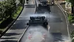 Mobil Water Cannon milik Polisi menyemprotkan Disinfektan di jalan Slipi, Jakarta, Selasa (31/3/2020). Meluasnya Covid-19 membuat petugas kepolisian Berinisiatif menyemprotkan Disinfektan menggunakan Water Cannon memutari jalan, Petamburan, Slipi Raya Jakarta Barat. (Liputan6.com/Johan Tallo)