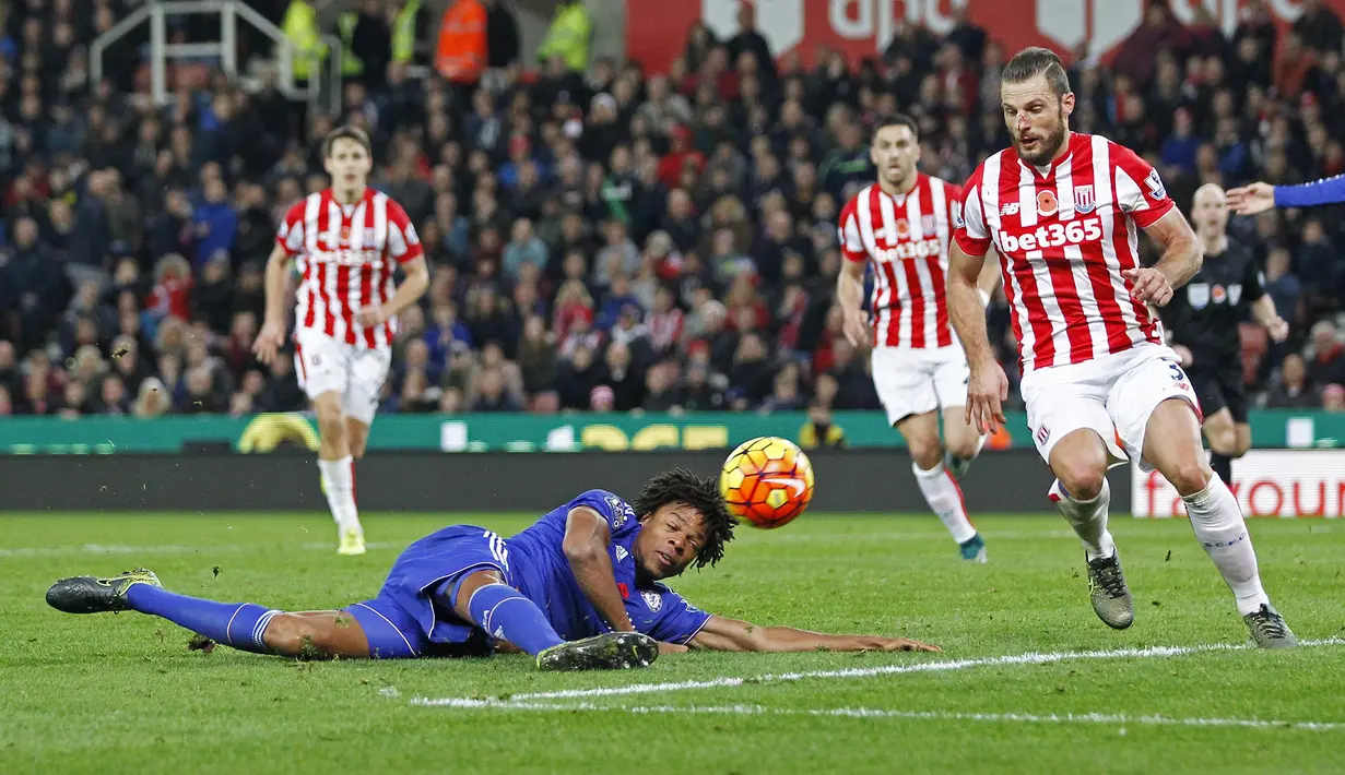 Pemain Chelsea, Loic Remy, berusaha memanfaatkan bola di depan gawang Stoke City pada lanjutan Liga Premier Inggris di Stadion Britannia, Stoke, Minggu (8/11/2015) dini hari WIB. (Action Images via Reuters/Ed Sykes)
