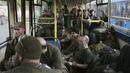 Prajurit Ukraina duduk di dalam bus setelah mereka dievakuasi dari pabrik baja Azovstal Mariupol yang terkepung, dekat sebuah penjara di Olyonivka, di wilayah di bawah pemerintahan Republik Rakyat Donetsk, Ukraina timur (17/5/2022). (AP Photo)