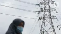 Pekerja menyelesaikan pekerjaan jaringan SUTET di Tangerang, Banten, Senin (2/1/2021). PT PLN (Persero) memiliki pasukan khusus yang terlatih melakukan pemeliharaan, perbaikan, dan penggantian perangkat isolator, konduktor maupun komponen lainnya pada jaringan listrik. (Liputan6.com/Angga Yuniar)