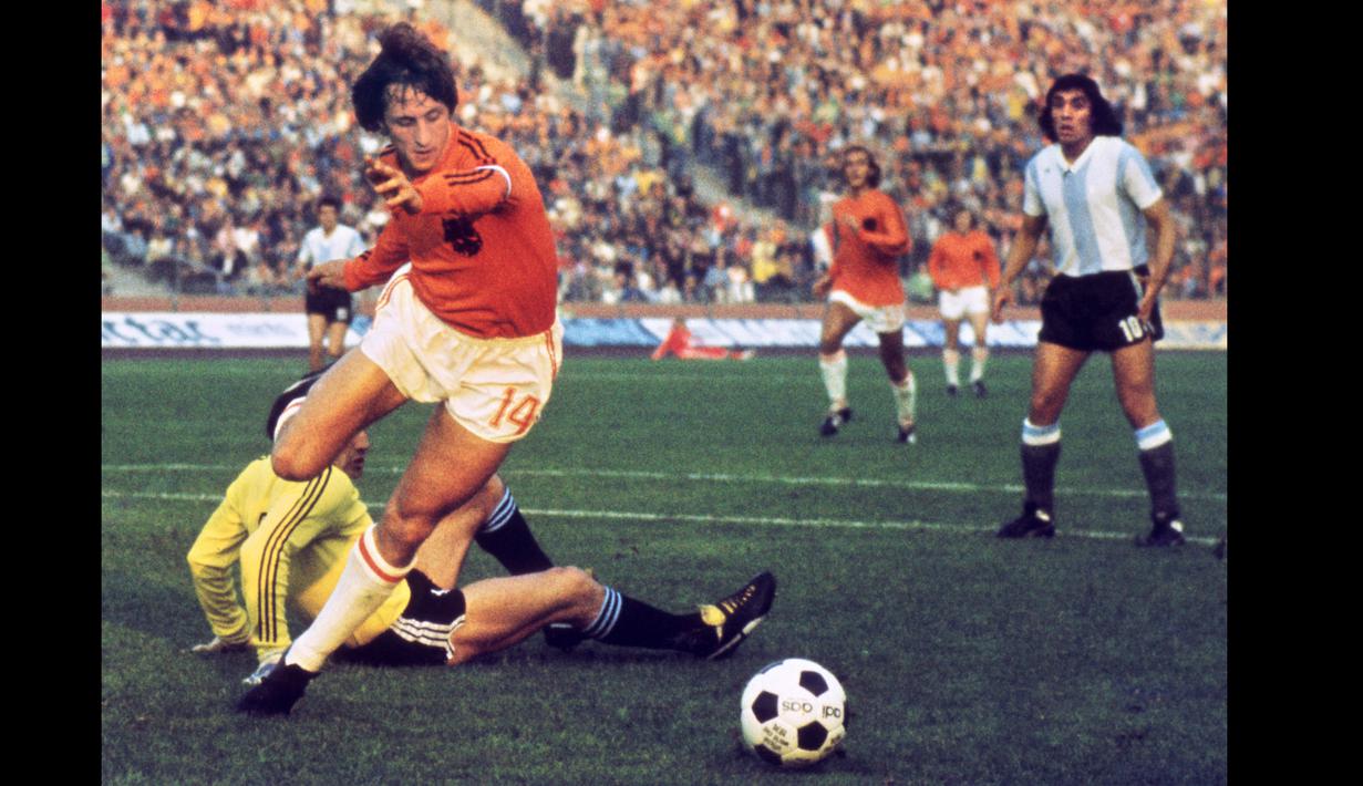 Kemampuan legenda asal Belanda, Johan Cruyff memang tak pernah diragukan. Kombinasi kedua kakinya yang sama baik menciptakan pergerakan efisien yang kerap merepotkan pertahanan lawan. Cruyff menikamti karier yang luar biasa bersama Ajax Amsterdam dan Barcelona. (AFP/Staff)