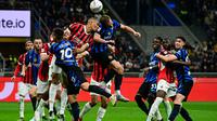 Bek AC Milan asal Jerman Malick Thiaw (kiri) dan gelandang Inter Milan asal Italia Davide Frattesi melompat untuk merebut bola selama pertandingan sepak bola semifinal leg kedua Coppa Italia antara Inter Milan dan AC Milan di stadion San Siro di Milan pada tanggal 23 April 2025.Piero CRUCIATTI / AFP