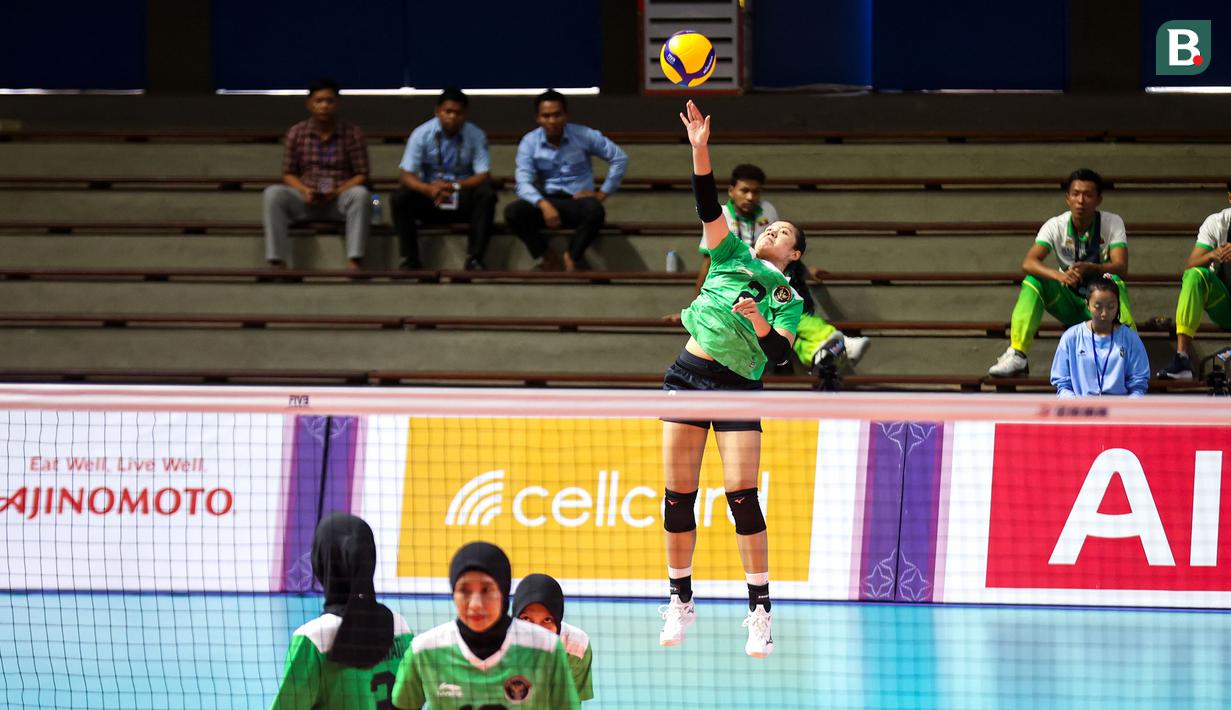 Pemain Timnas Bola Voli Putri Indonesia, Ratri Wulandari melakukan servis pada laga lanjutan Grup A Bola Voli Putri SEA Games 2023 melawan Myanmar di Olympic Complex Indoor Stadium, Phnom Penh, Kamboja, Kamis (11/5/2023). Ratri berhasil mencetak total 19 poin, dimana sebanyak 13 angkanya ditorehkan melalui situasi bola servis. (Bola.com/Abdul Aziz)