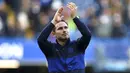 Pelatih Chelsea, Frank Lampard, memberikan aplaus usai mengalahkan Newcastle United pada laga Premier League 2019 di Stadion Stamford Bridge, Sabtu (19/10). Chelsea menang 1-0 atas Newcastle United. (AP/Steven Paston)
