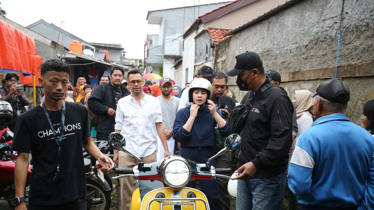 Raffi dan Nagita Mengenakan Helm